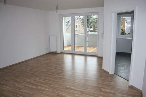 Wohnbereich mit Balkonzugang - 3 Zimmer Etagenwohnung zur Miete in Delmenhorst