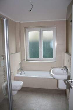 Helles Vollbad mit Fenster - Etagenwohnung mit 82,00 m&sup2; in Delmenhorst zur Miete