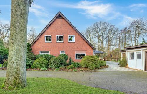 Giebelseite, Garagen und Werkstatt - Einfamilienhaus mit 392,00 m&sup2; in Oyten zum Kaufen