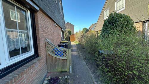 Zuwegung zum Garten neben dem Haus - 4 Zimmer Doppelhaushälfte in Pinneberg