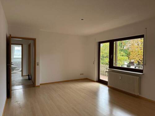 Wohnzimmer - Gepflegte 3-Zimmer-Maisonette-Wohung mit 2 Balkonen und Garage