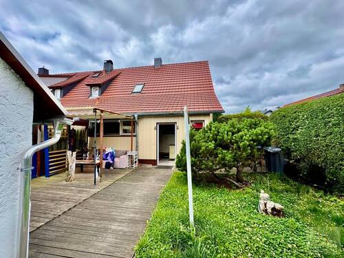 Rückansicht Wohnhaus mit Terrasse - 