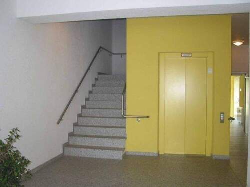 Treppenbereich mit Handläufen auf beiden Seiten - 