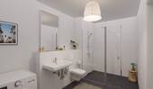 Modern gefliestes Badezimmer mit bodengleicher Dus - 
