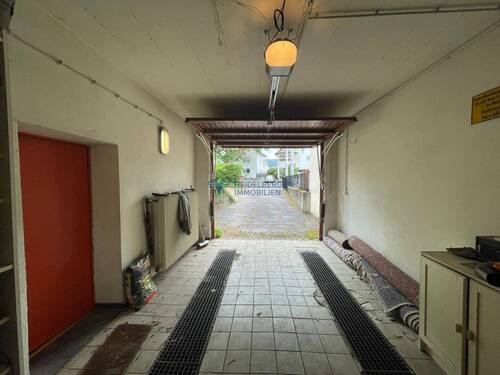 Große Garage mit Hauszugang - 