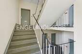 Treppenhaus mit Wohnungseingang - 