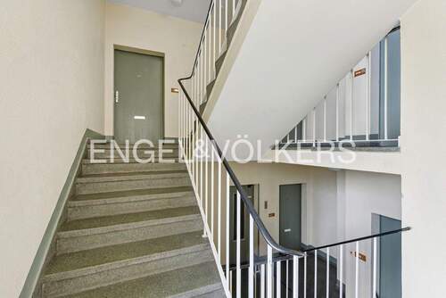 Treppenhaus mit Wohnungseingang - 