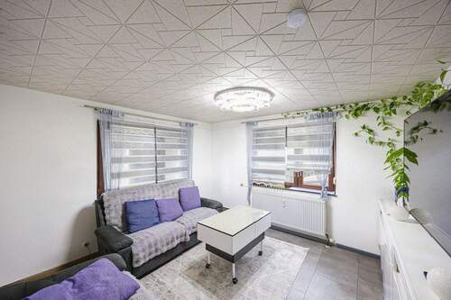 Wohnzimmer EG - 6 Zimmer Mehrfamilienhaus, Wohnhaus zum Kaufen in Ingersheim