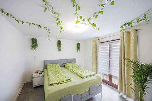 Schlafzimmer EG - Mehrfamilienhaus, Wohnhaus mit 120,00 m&sup2; in Ingersheim zum Kaufen
