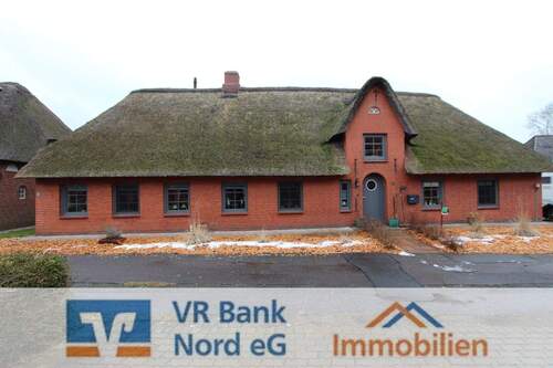 . - Charmantes Friesenhaus unter Reet in attraktiver Ortskern-Sackgassenlage