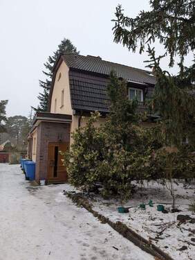 Hauseingang Vorderseite - Massive Doppelhaushälfte, voll unterkellert, 644m² Grundstück, im ruhigen Zeuthen-Miersdorf