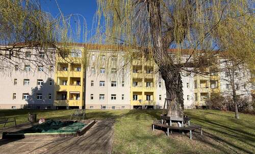 Spielplatz mit Sitzgelegenheiten - 