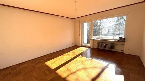 Wohnzimmer mit Zugang auf den großen Balkon - Sonnige sofort, beziehbare 3 12 Zimmer Wohnung in ruhiger Wohnlage in Ravensburg