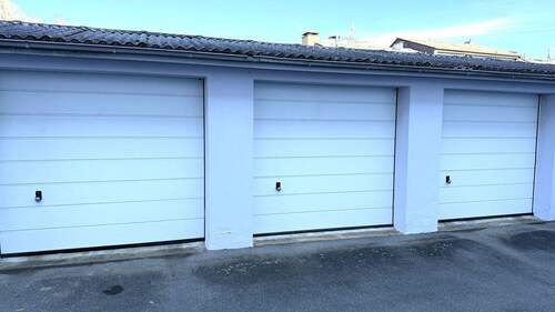 Garage mit elektrischem Tor - 