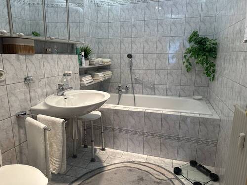 Bad mit Wanne - 