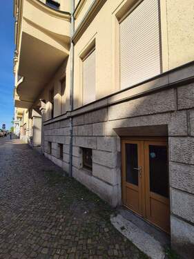 Putzfassade und Wirtschaftseingang - 2 Zimmer Etagenwohnung zum Kaufen in Leipzig