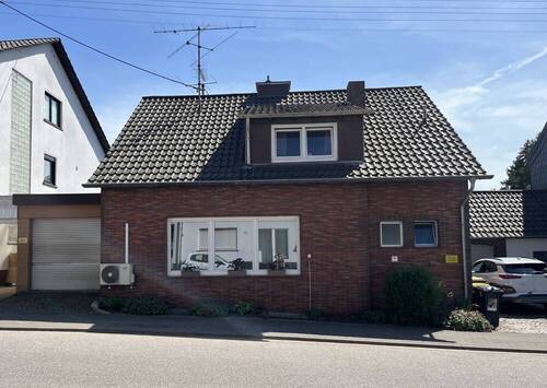 Straßenansicht - Zweifamilienhaus in Heusweiler- Dilsburg - Wohnen, Arbeiten & Vermieten