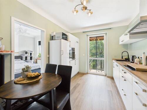 Küche mit Einbauküche und Zugang zum Balkon EG - 7 Zimmer Mehrfamilienhaus, Wohnhaus in Heusweiler / Dilsburg