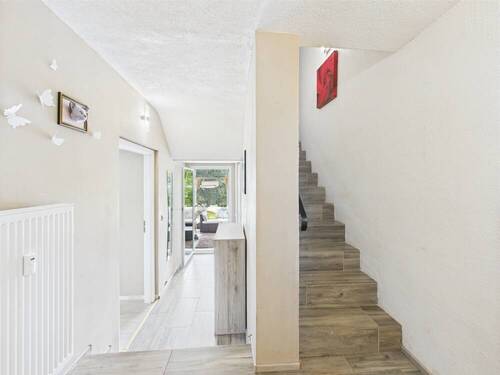 Flur und Treppe zum UG - 