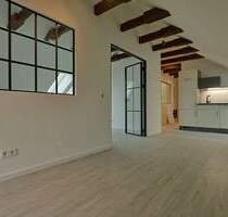 Exklusive Dachgeschosswohnung - Fußbodenheizung, Designglas, EBK & Sichtbalken - Amberg