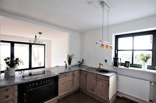 Helle Küche mit EBK - 6 Zimmer Einfamilienhaus in Neufahrn bei Freising