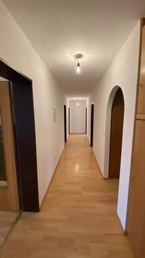 Flur - Etagenwohnung mit 120,00 m&sup2; in Weilheim in Oberbayern zur Miete