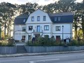 Außenansicht Haus 1 - Exklusives Wohnen im Sandsteintrio in Hittfeld im Obergeschoß mit Balkon