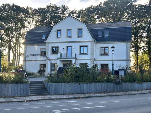 Außenansicht Haus 1 - Exklusives Wohnen im Sandsteintrio in Hittfeld im Obergeschoß mit Balkon