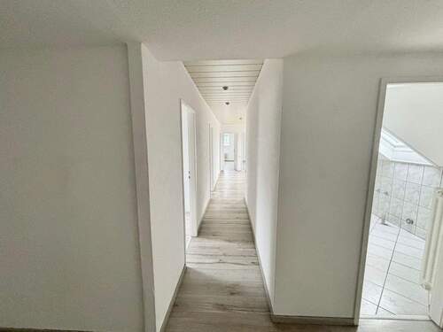 Flur - Etagenwohnung mit 134,40 m&sup2; in Wuppertal zur Miete