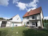 Rückseite mit Garage und Nebengebäude - Solides Dreifamilienhaus in Warendorf - klare Struktur und langfristiges Vermietungspotenzial