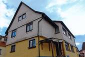 Seitenansicht mit Hauseingang - Mehrfamilienhaus, Wohnhaus mit 240,00 m² in Beinerstadt zum Kaufen