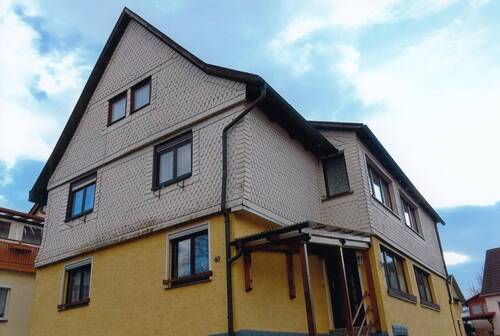 Seitenansicht mit Hauseingang - Mehrfamilienhaus, Wohnhaus mit 240,00 m² in Beinerstadt zum Kaufen
