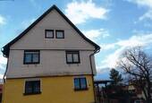Giebelansicht mit Vorgarten - 