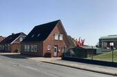 Vorder- und Seitenansicht - Modernisierte Doppelhaushälfte in Wasser- und Stadtnähe