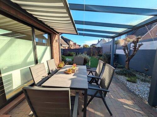 Terrasse mit Vordach und Markise - 