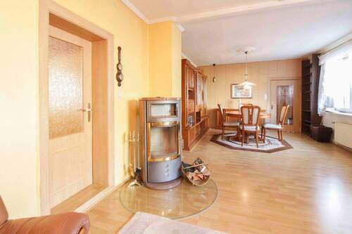 Wohnzimmer mit Kamin EG - 4 Zimmer Reihenendhaus in Friedland