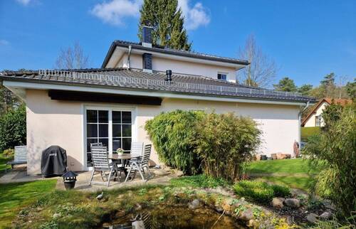 Terrasse mit Blick auf den Teich.jpg - 5 Zimmer Bungalow in Glienicke/Nordbahn