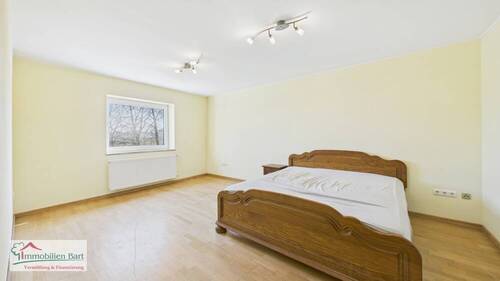 Schlafzimmer mit angrenzendem Bad OG - 