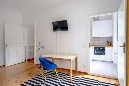 Wohnbereich mit Blick in Küche und Flur - 1 Zimmer Etagenwohnung zum Kaufen in Berlin
