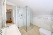 Bad mit bodengleicher Dusche 