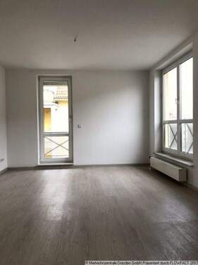 Wohnzimmer-Musterbild - 2 Zimmer mit Balkon Niedersedlitz - 2 Zimmer Etagenwohnung zum Kaufen in Dresden