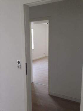 Flur mit Blick ins Schlafzimmer - 