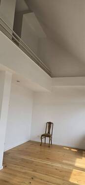 Wohnzimmer Blick in die Galerie - Etagenwohnung mit 56,00 m² in Düsseldorf zum Kaufen