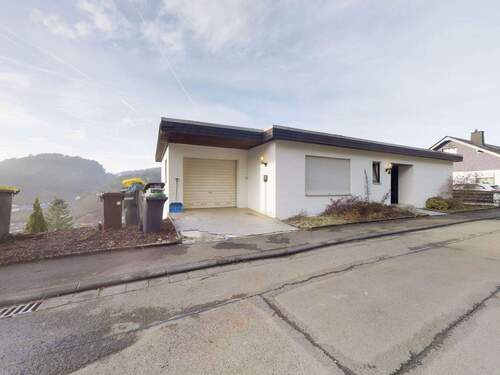 Seitenansicht mit Gargae - 6 Zimmer Einfamilienhaus in Mittenaar