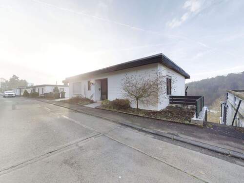 Seitenansicht mit seitlichem Abgang - Einfamilienhaus mit 185,00 m&sup2; in Mittenaar zum Kaufen