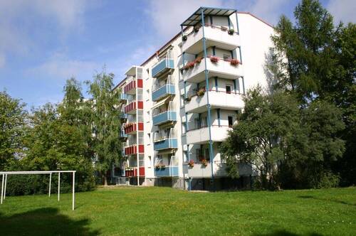 Plöner Str. 3-6 Rück- und Giebelansicht.jpg - moderne 4-Raum-Wohnung im EG - 440,00&nbsp;EUR Kaltmiete, ca.&nbsp; 63,50&nbsp;m&sup2;&nbsp;Wohnfl&auml;che