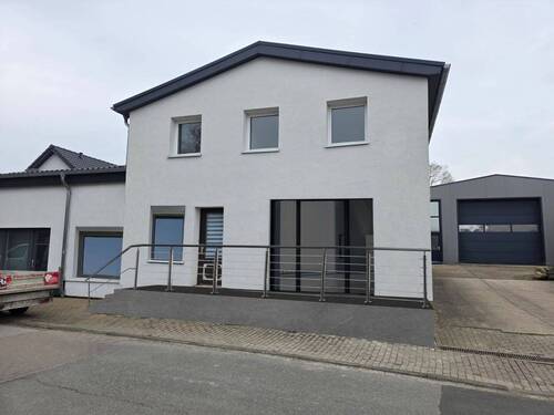 Hausansicht - Modern wohnen in Husby – Sanierte 2-Zimmer-Wohnung mit Fußbodenheizung