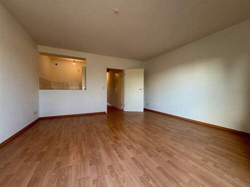 Wohnzimmer mit Balkon vorne raus (2) - 