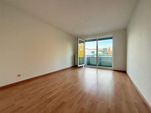 Schlafzimmer mit Balkon hinten raus - 