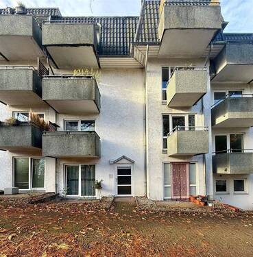 Hausansicht vorne - Bezugsfreie 2-Zimmer-Whg. mit 2 Balkonen und Garage Rendsburger Landstraße, Kiel